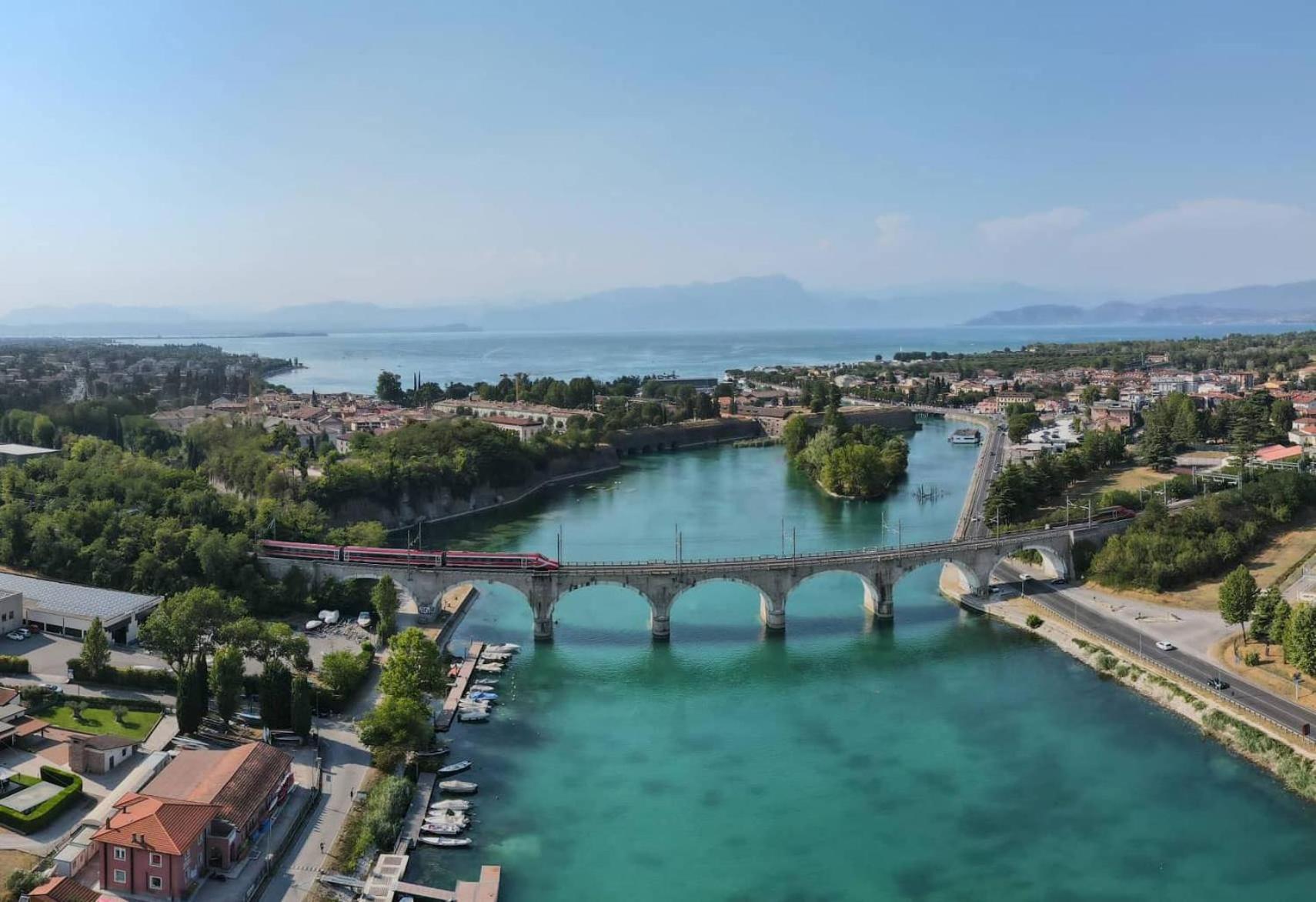 Aurora Aparthotel Peschiera del Garda Bagian luar foto