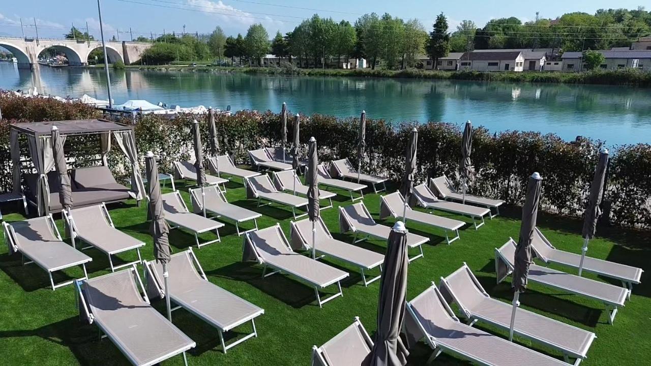 Aurora Aparthotel Peschiera del Garda Bagian luar foto