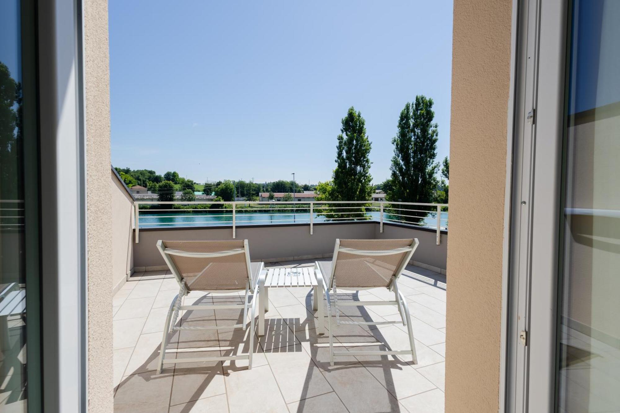 Aurora Aparthotel Peschiera del Garda Bagian luar foto