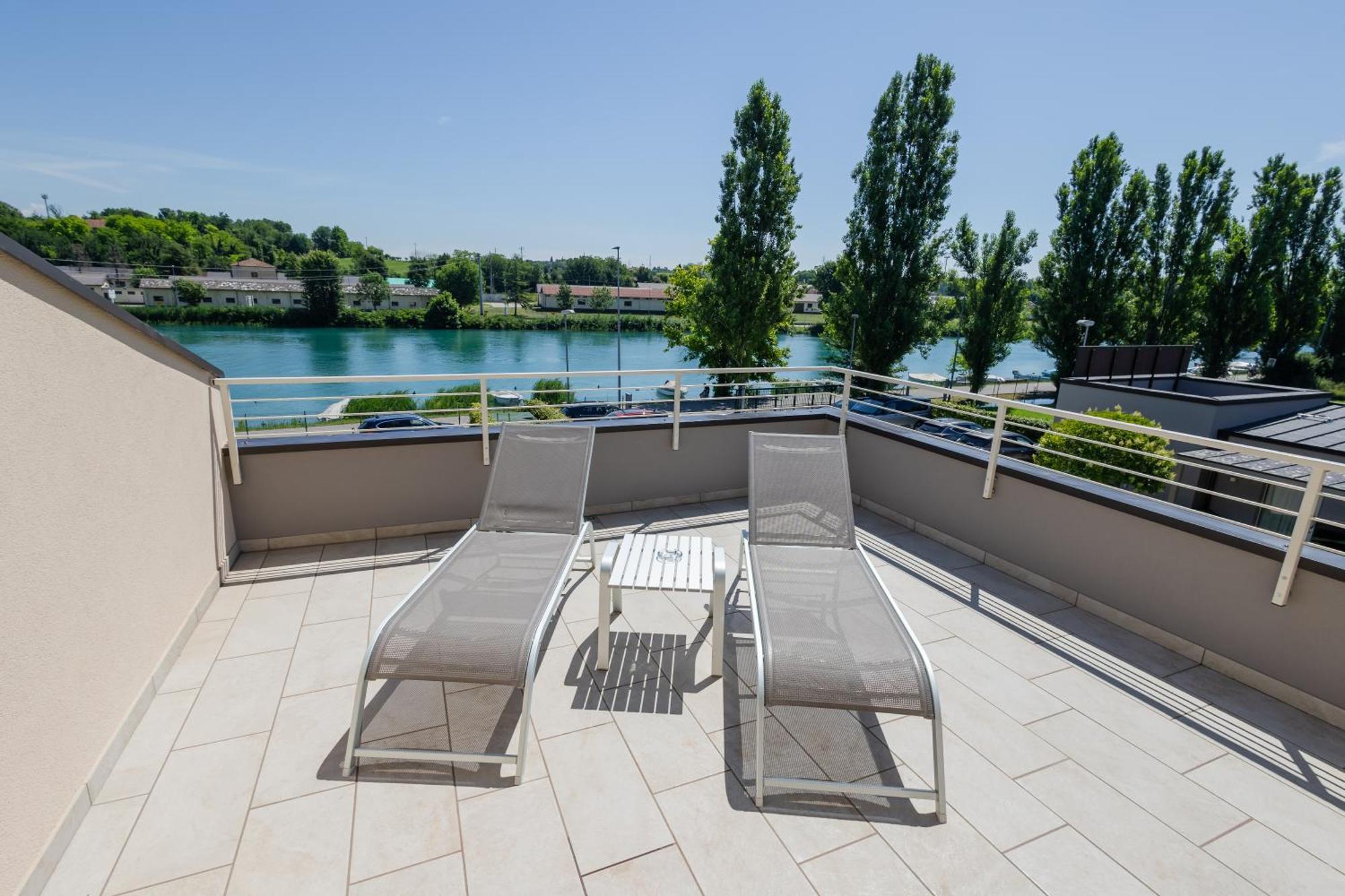 Aurora Aparthotel Peschiera del Garda Bagian luar foto