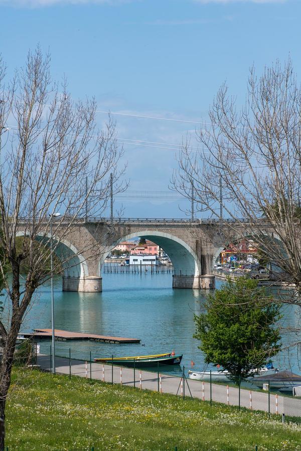 Aurora Aparthotel Peschiera del Garda Bagian luar foto